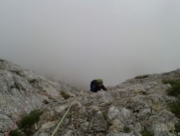 Piccole Dolomiti, Monte Baffelan, salendo il Pilastro Soldà nella nebbia, luglio 2017