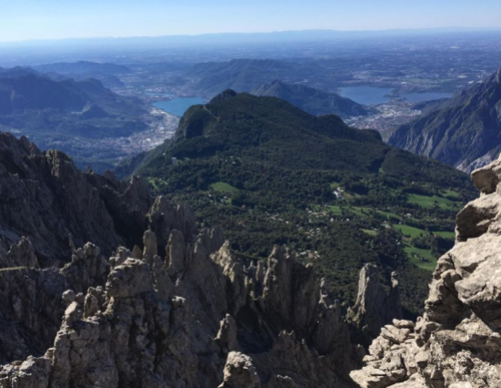 Il suggestivo panorama sul Lago di Como dalla Cresta Segantini, Grigna Meridionale (LC). Settembre 2022